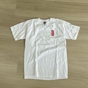 White Levi’s t-shirt